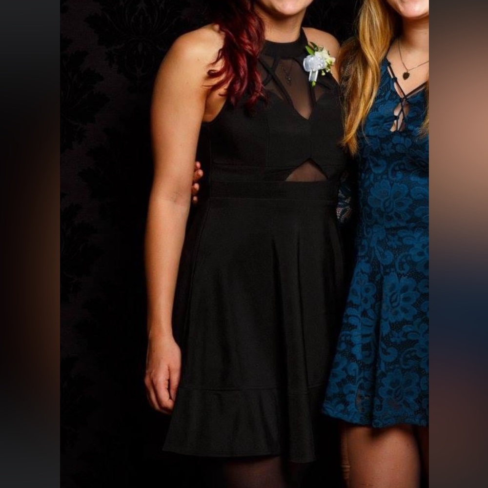 Beautiful black dress, great material and great condition!